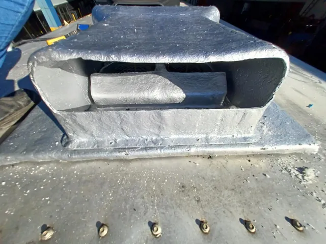 Detalhe do duto em fibra sobre o teto do ônibus, com rebites ao redor