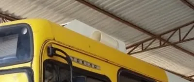 Duto impresso em 3D com pintura de proteção sobre o teto de um ônibus, visto de frente