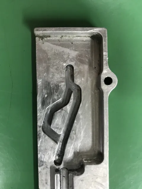 Detalhe do canal usinado na peça original em metal