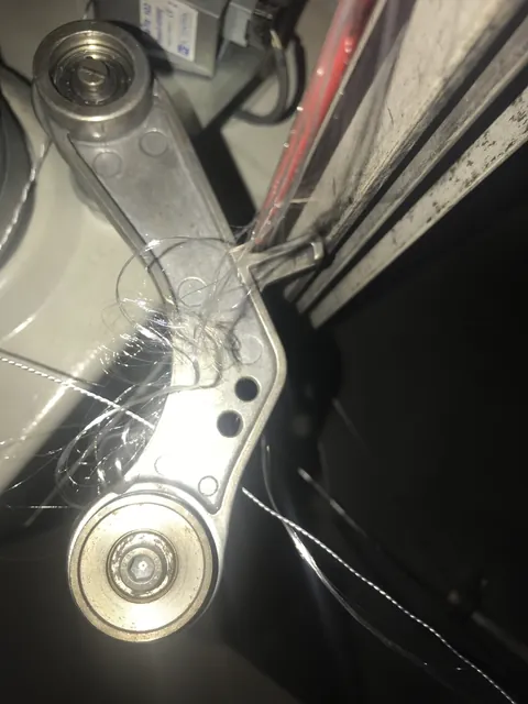 Mecanismo de uma máquina industrial com braço articulado, fotografado durante a visita técnica