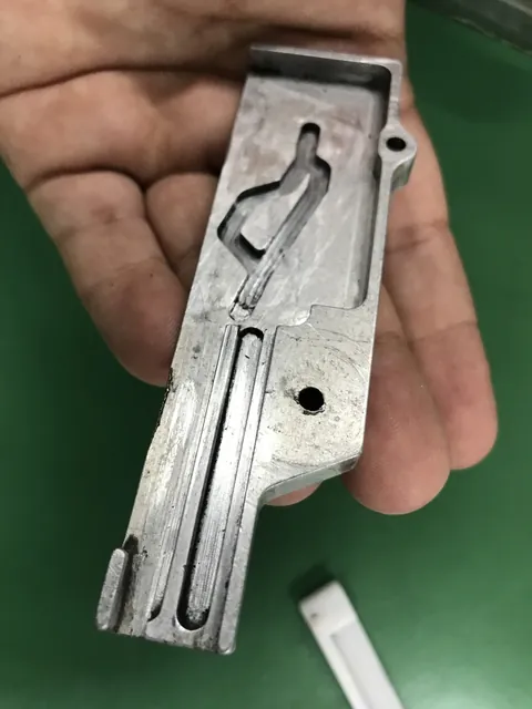 Peça original em metal segurada na mão