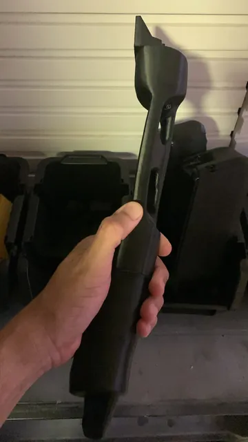 Braço novo, em polímero preto, segurado na mão